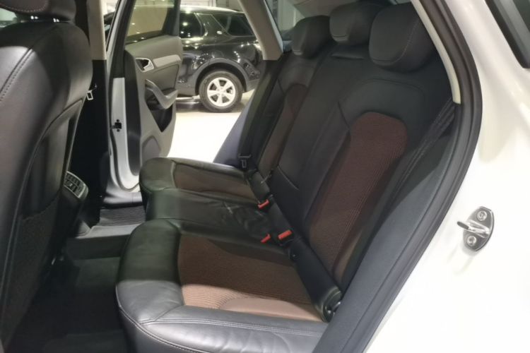 Audi Q3 2018 car image #13