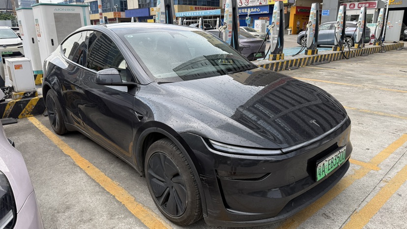 Tesla Model Y 2025 #2 Tesla Model Y 2025 car image #2
