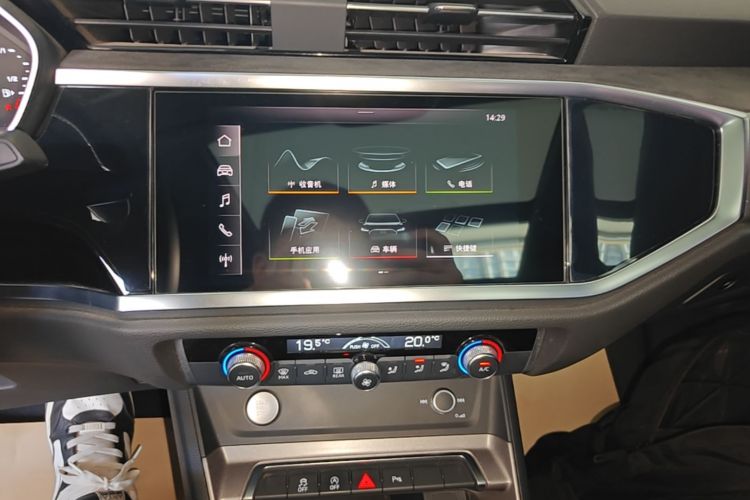 Audi Q3 2020 car image #13