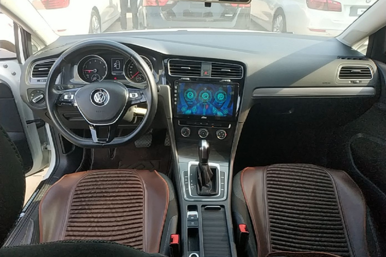 Volkswagen Golf 2019 car image #11