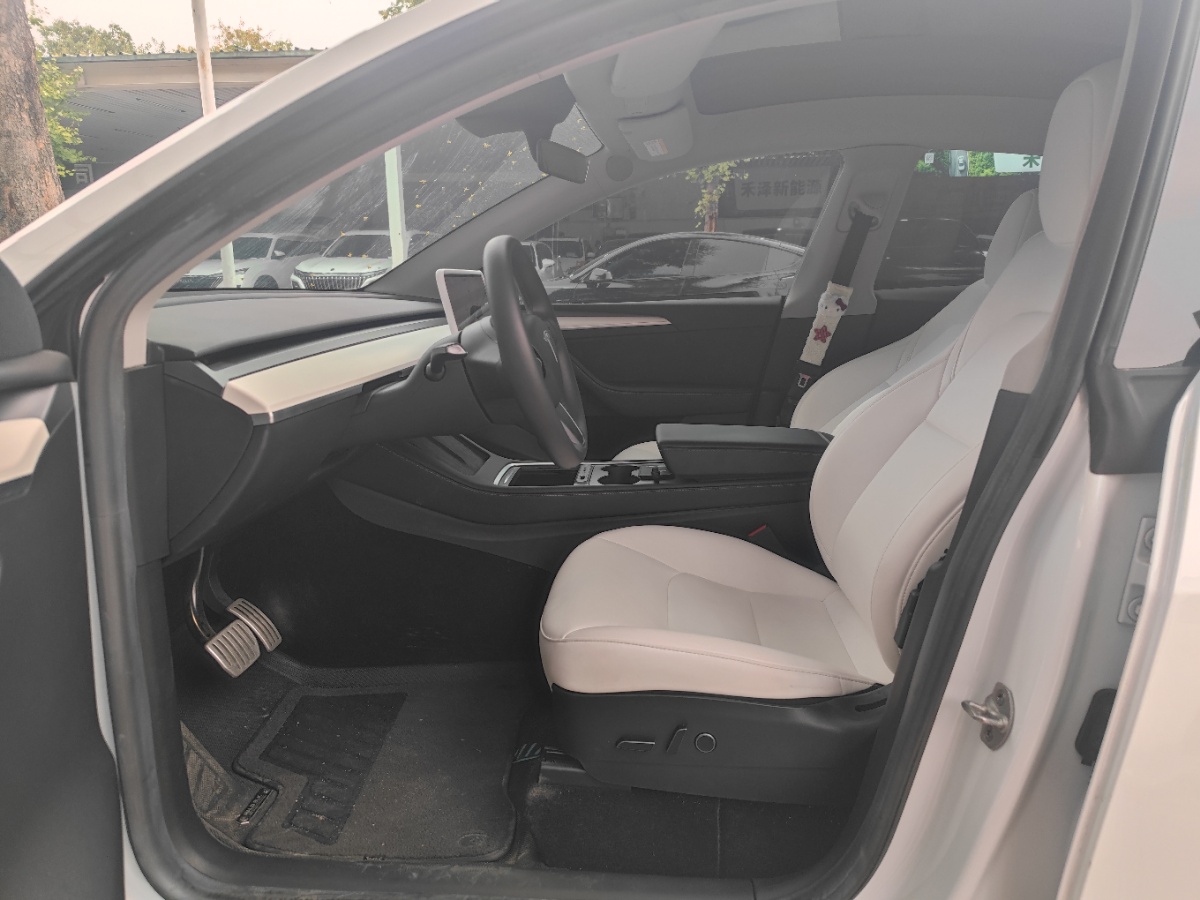 Tesla Model Y 2022 car image #2