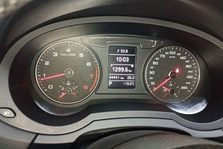 Audi Q3 2016 car image #12