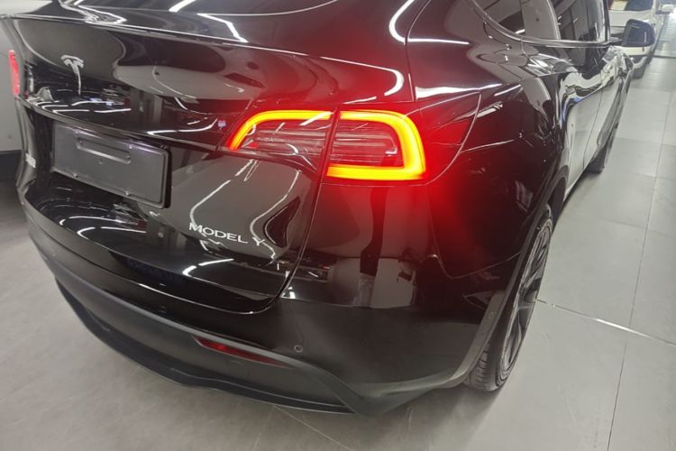 Tesla Model Y 2024 immagine di auto #8