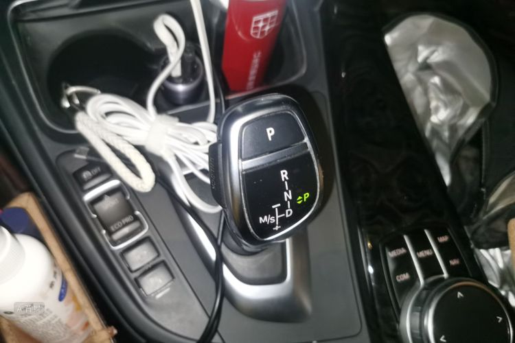 BMW 3 Series 2019 car image #16