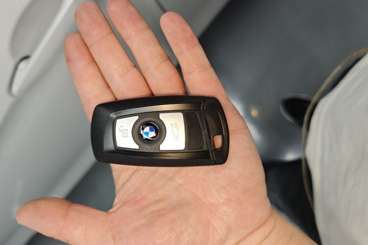 BMW 3 Series 2018 car image #14
