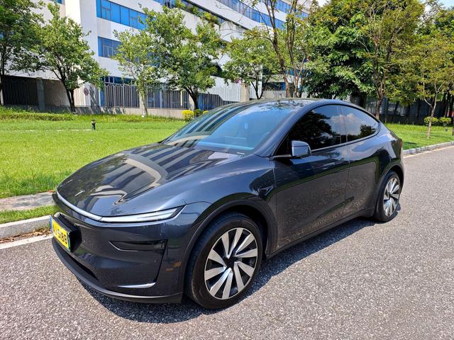 Tesla Model Y 2025 car image #13