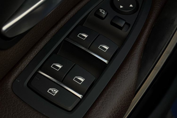 BMW 3 Series 2018 car image #13
