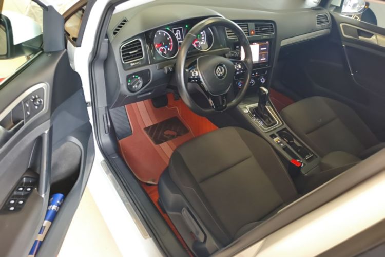 Volkswagen Golf 2020 car image #16