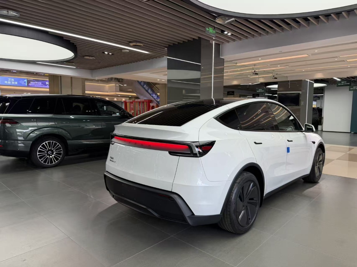 Tesla Model Y 2026 #3 Tesla Model Y 2026 car image #3
