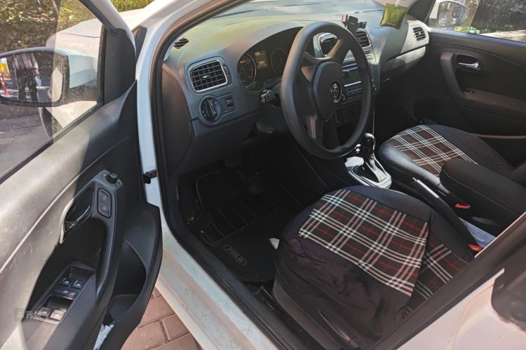 Volkswagen Polo 2015 car image #18
