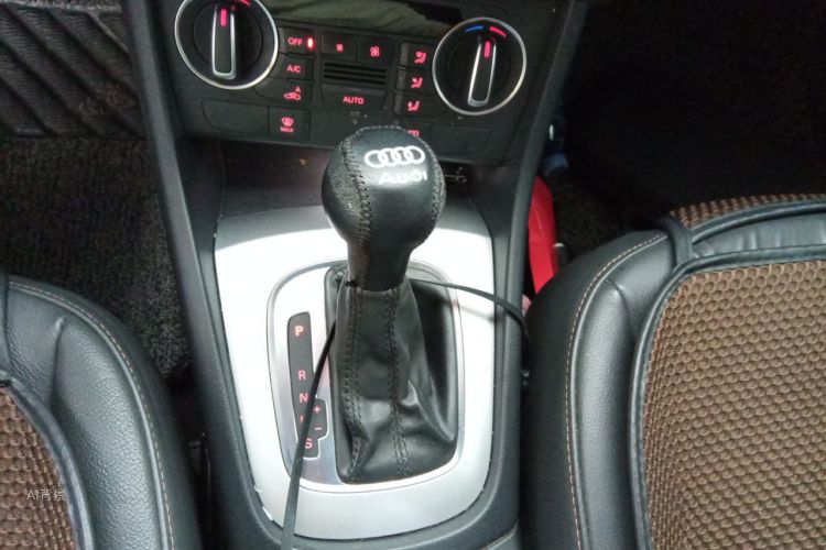 Audi Q3 2018 car image #16