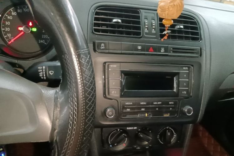 Volkswagen Polo 2019 car image #13