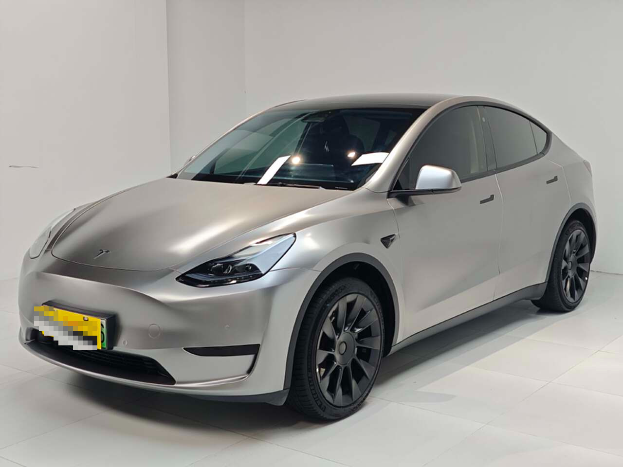 Tesla Model Y 2023 car image #2