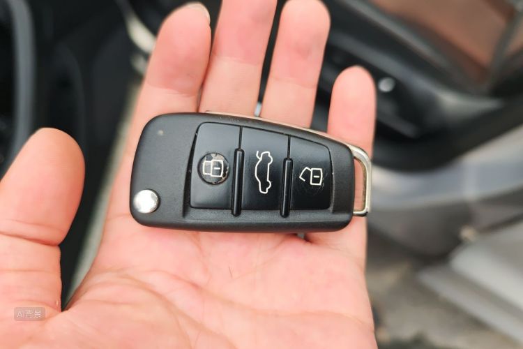 Audi Q3 2018 car image #10