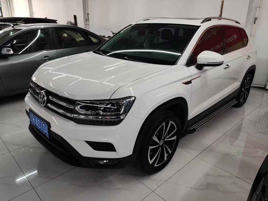 2020 immagine di auto 