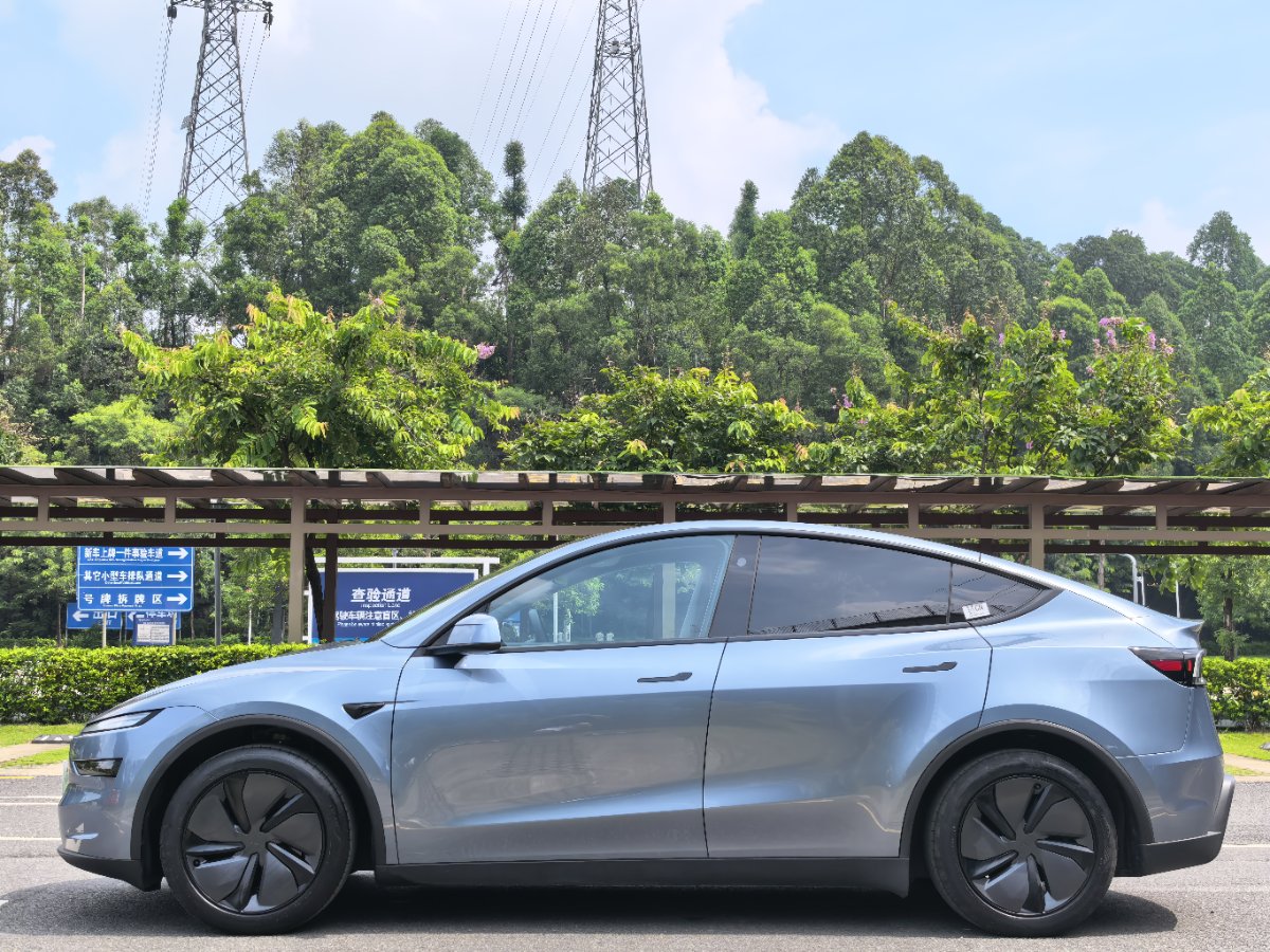 Tesla Model Y 2025 #4 Tesla Model Y 2025 car image #4