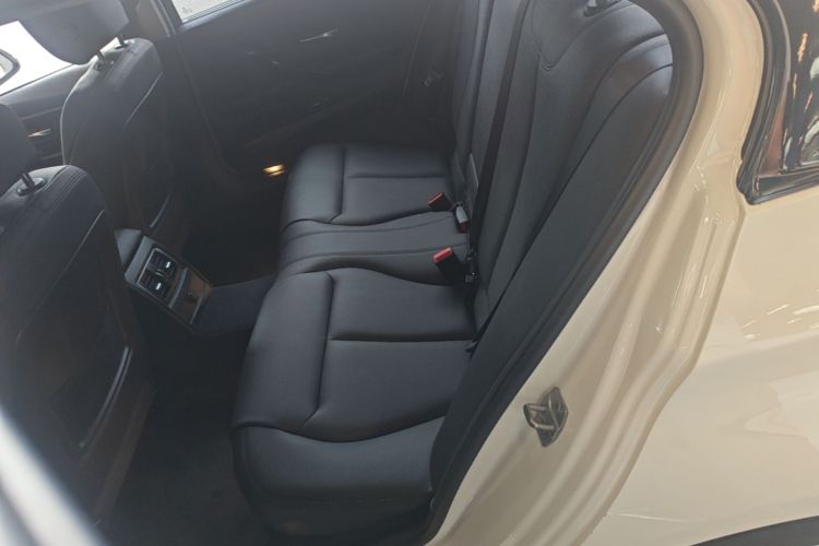 BMW 3 Series 2019 car image #17