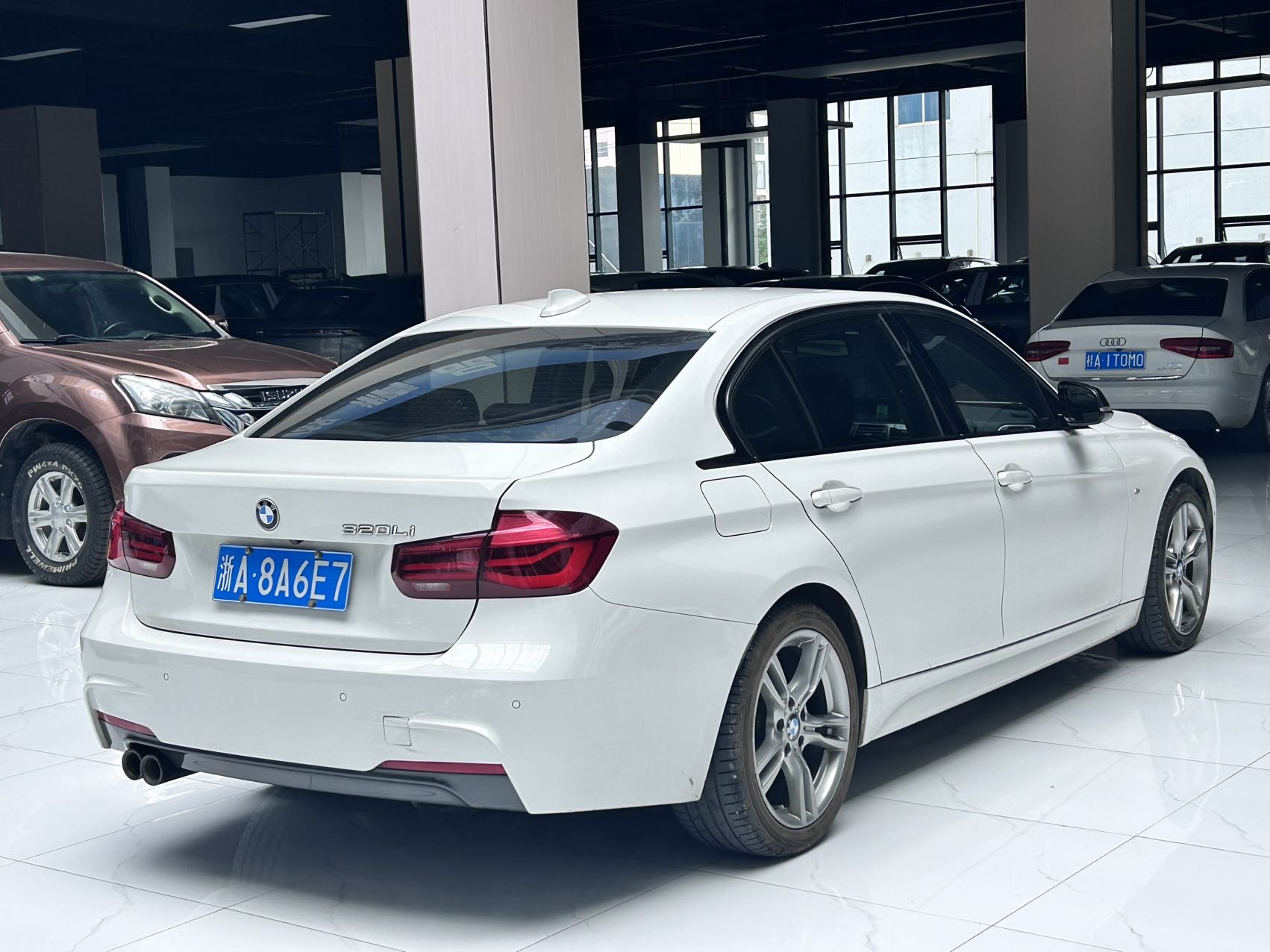 BMW 3 Series 2018 car image #8