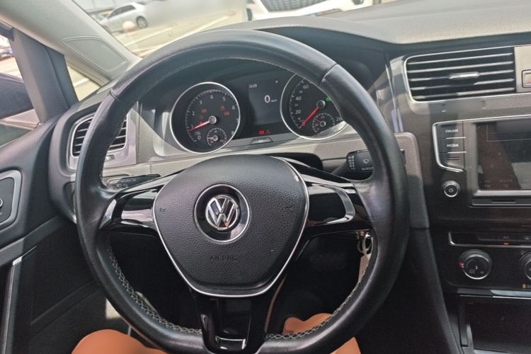 Volkswagen Golf 2017 car image #11
