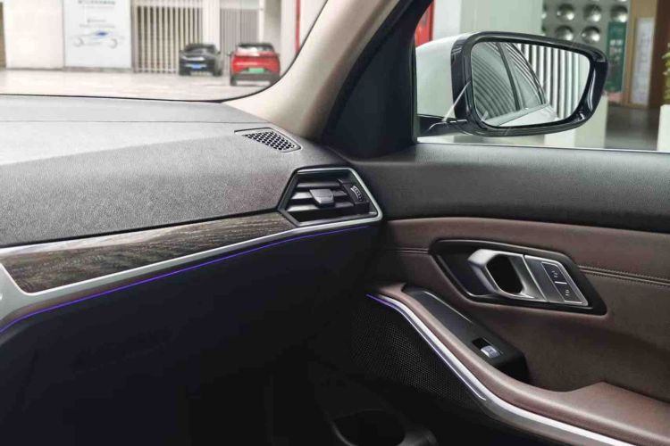 BMW 3 Series 2020 car image #19