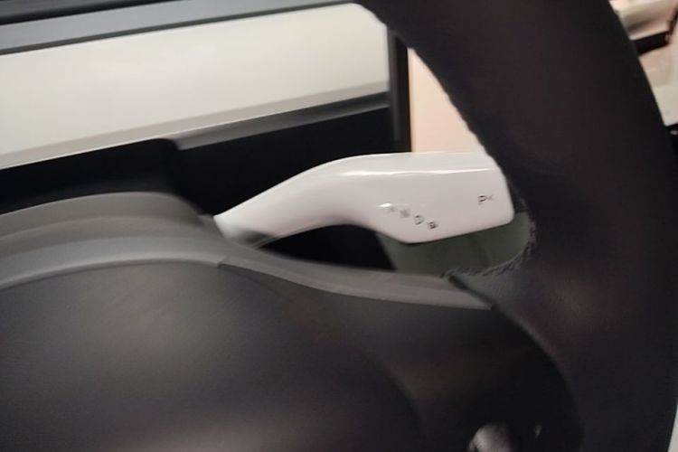 Tesla Model Y 2023 car image #14
