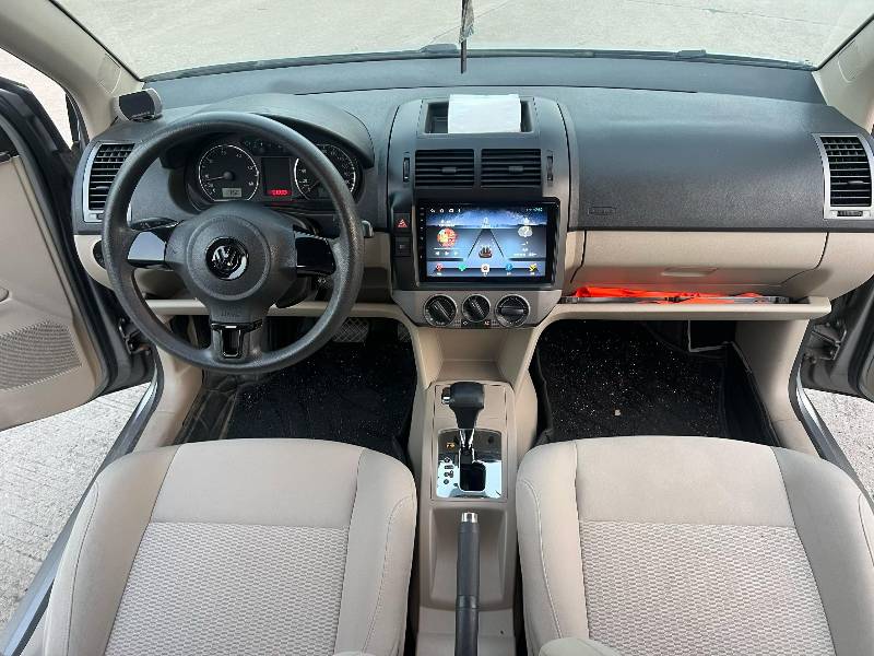 Volkswagen Polo 2011 car image #8