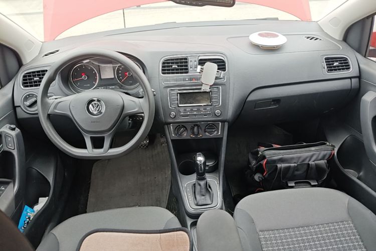 Volkswagen Polo 2015 car image #10