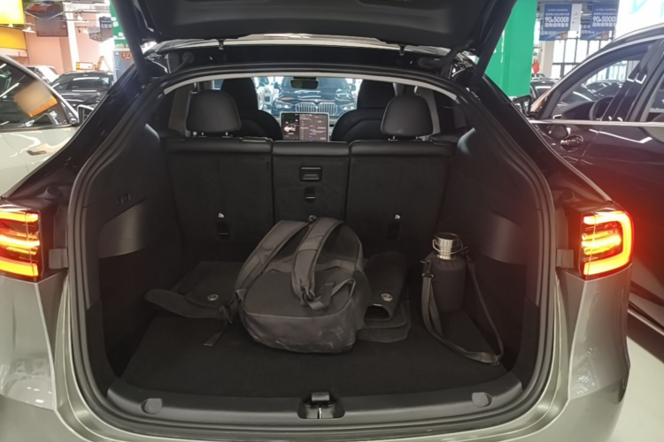 Tesla Model Y 2024 car image #21