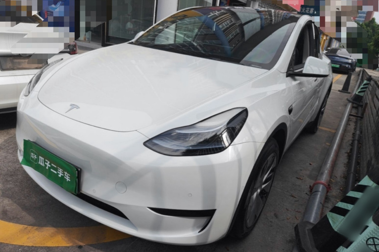 Tesla Model Y 2023 car image #2