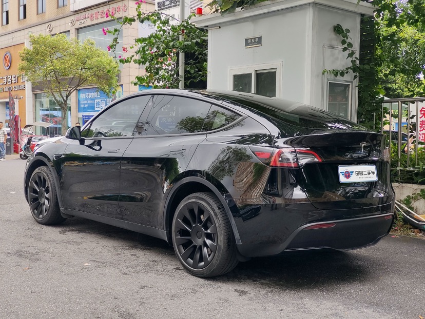Tesla Model Y 2023 car image #2