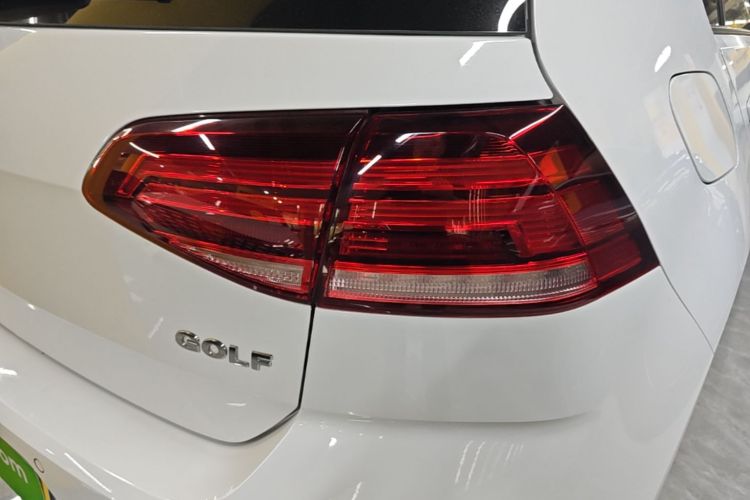 Volkswagen Golf 2018 car image #8