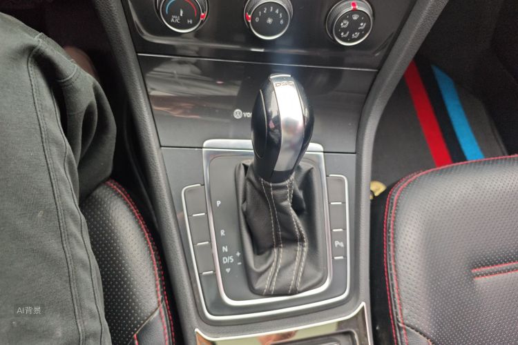 Volkswagen Golf 2017 car image #16
