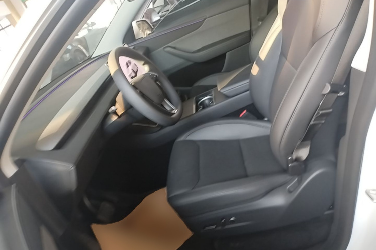 Tesla Model Y 2025 #15 Tesla Model Y 2025 car image #15