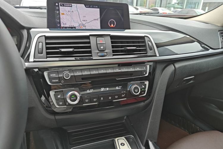 BMW 3 Series 2019 car image #13