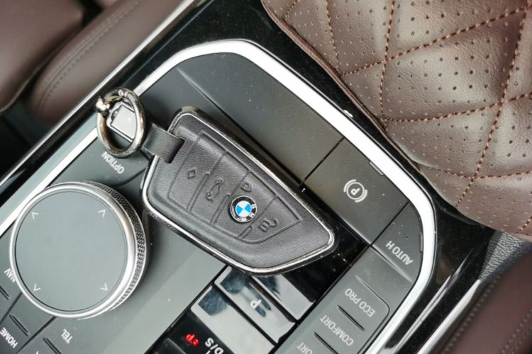 BMW 3 Series 2024 #9 BMW 3 Series 2024 car image #9