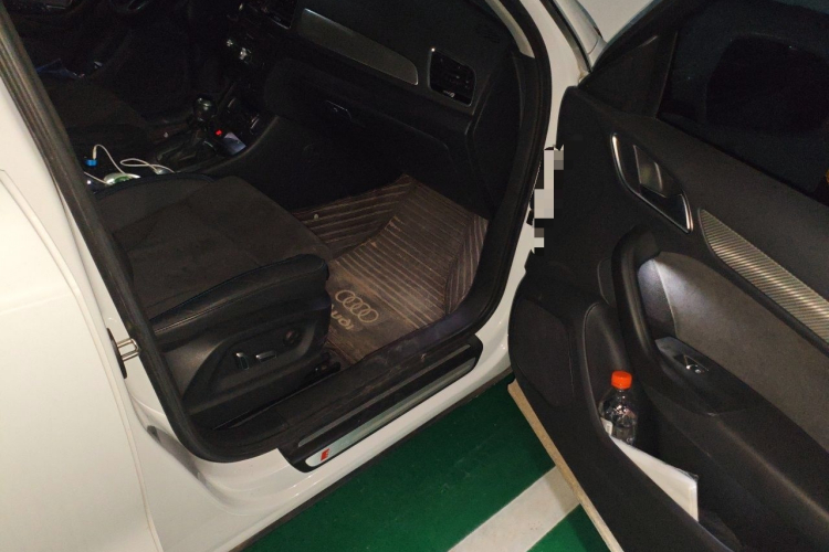 Audi Q3 2018 car image #23