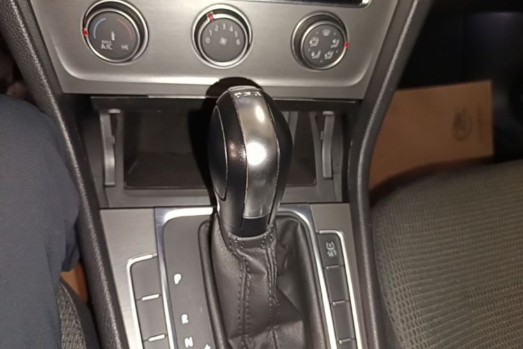 Volkswagen Golf 2015 car image #24