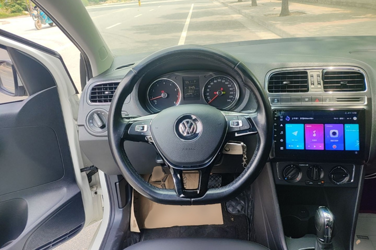 Volkswagen Polo 2018 car image #11