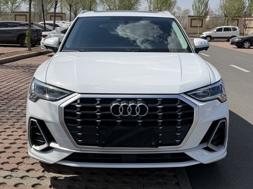 Audi Q3 2022 car image #2