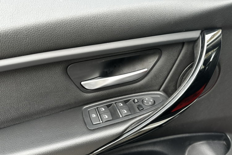 BMW 3 Series 2018 car image #15