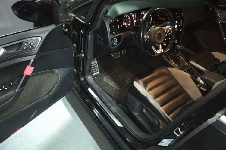 Volkswagen Golf 2017 car image #16