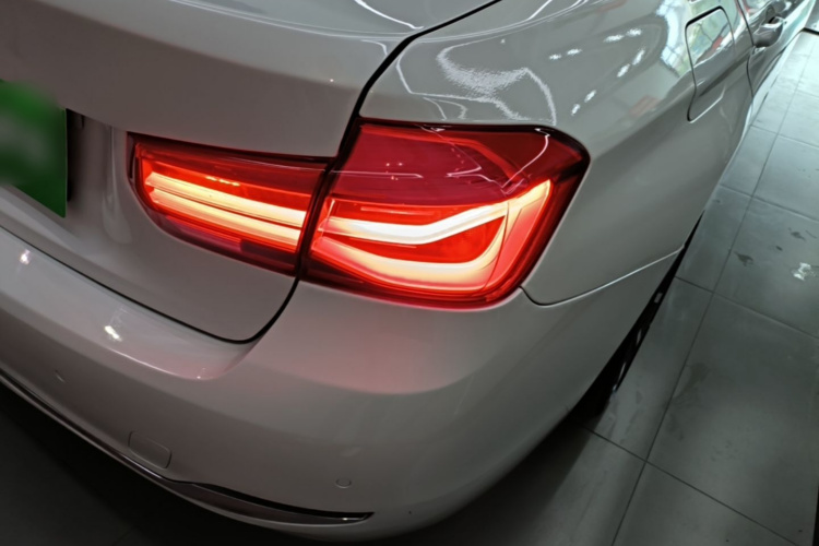 BMW 3 Series 2019 car image #8