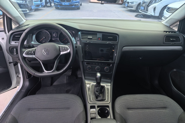 Volkswagen Golf 2020 car image #9