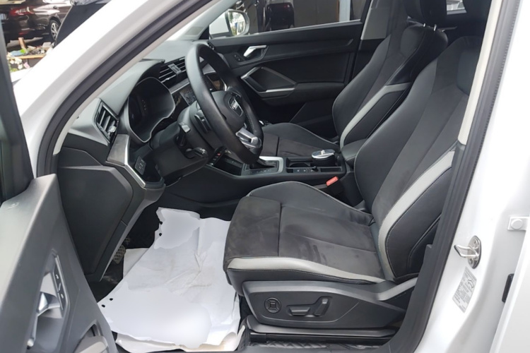 Audi Q3 2020 car image #15
