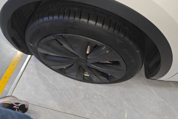 Tesla Model Y 2023 car image #9