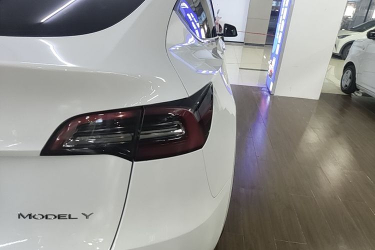 Tesla Model Y 2023 car image #8