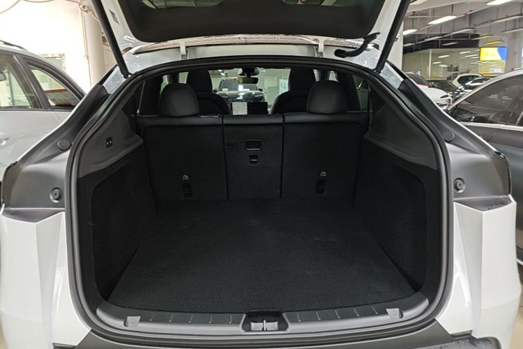 Tesla Model Y 2026 immagine di auto #19