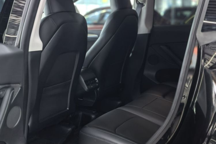 Tesla Model Y 2023 car image #11