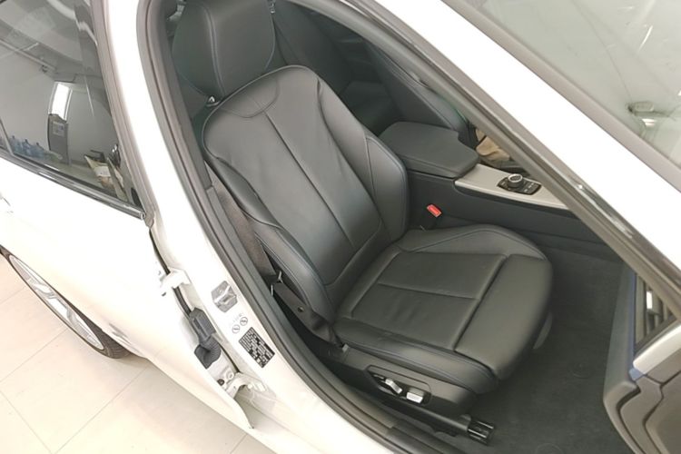 BMW 3 Series 2018 car image #24