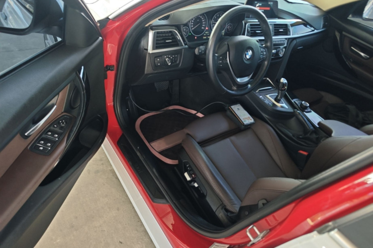 BMW 3 Series 2018 car image #16